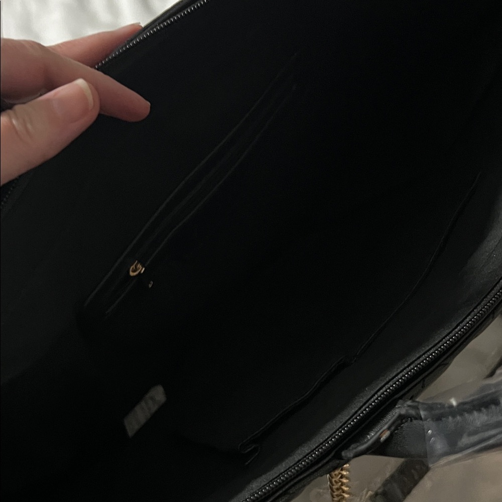 GG Collection Black Quilted Travel Bag - Picture 9 of 10